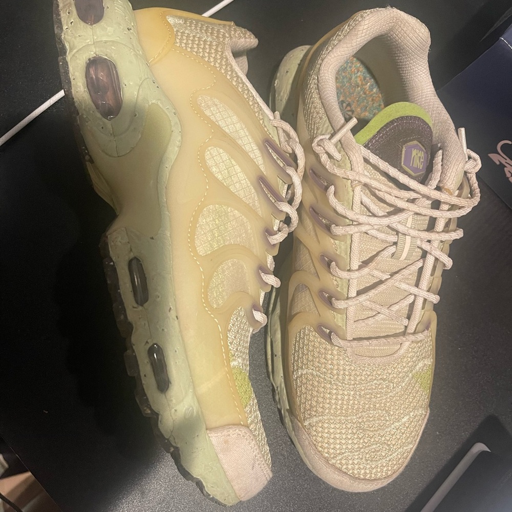 Nike Athletic Shoes in Beige and Green